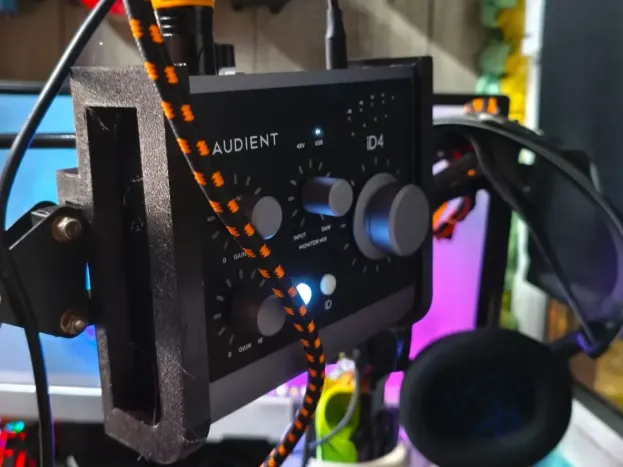 Suporte Audient iD4 MKII para Braço Articulado de Microfone (10 mm)