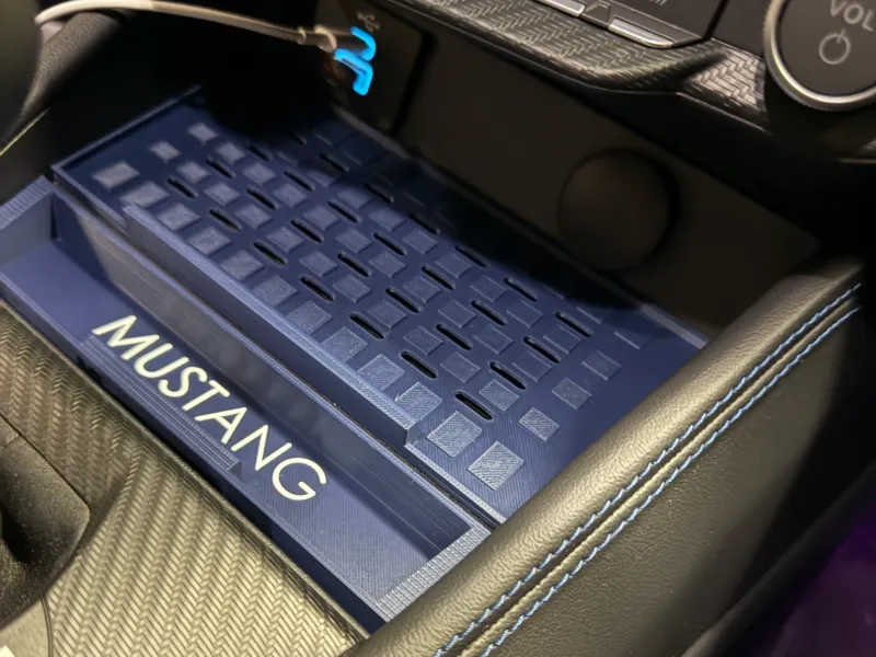 Ford Mustang S650 oplaadmat en bakje voor middenconsole