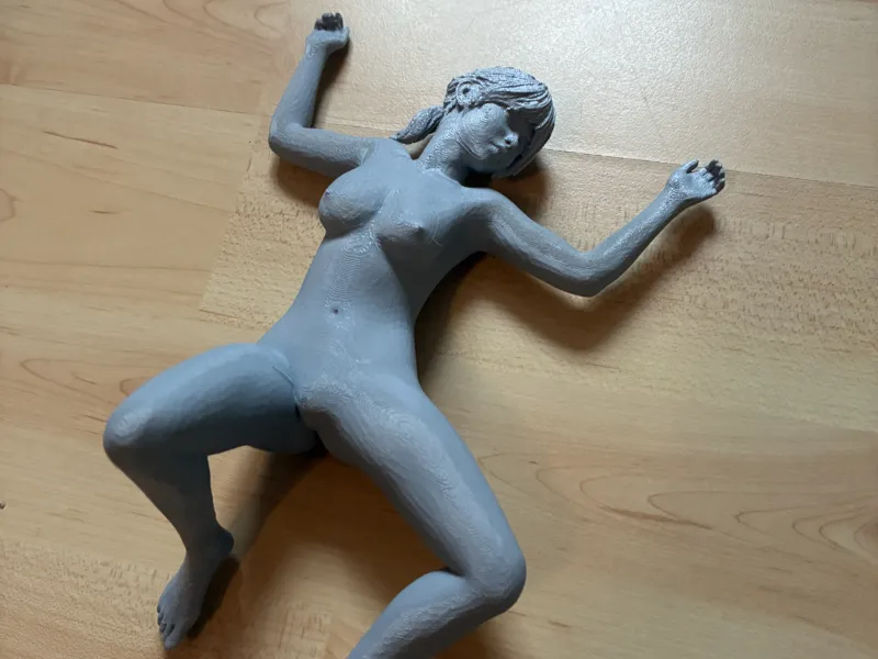 NUDE MÄDCHEN LIEGEND 06 MP V7