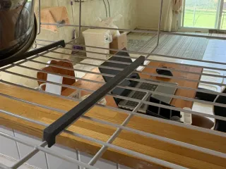 引っ掛け吊るし棒ひねり型の底面サポートはさみ