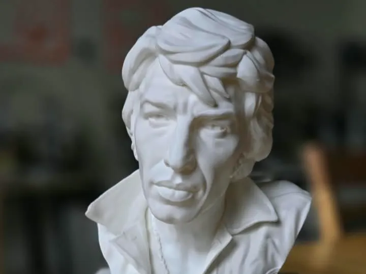 SCULPTURĂ/CHIPUL LUI SANDRO DE AMERICA (CU LUMINĂ)