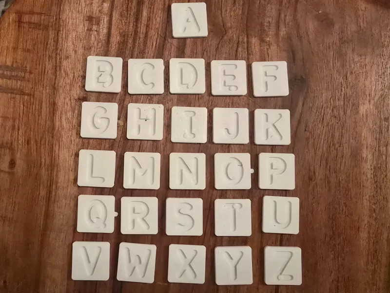 Peças de letras robustas - 52 peças, as maiúsculas e lA-Z, 30 mm