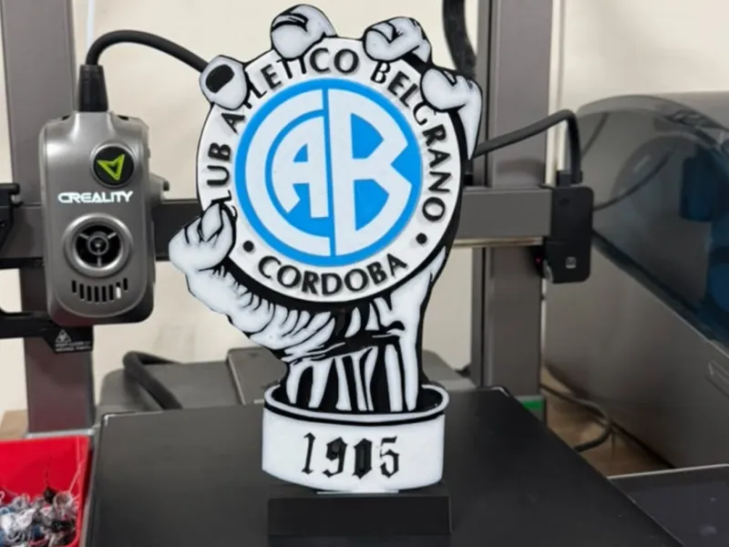 Mano pirata con escudo de belgrano