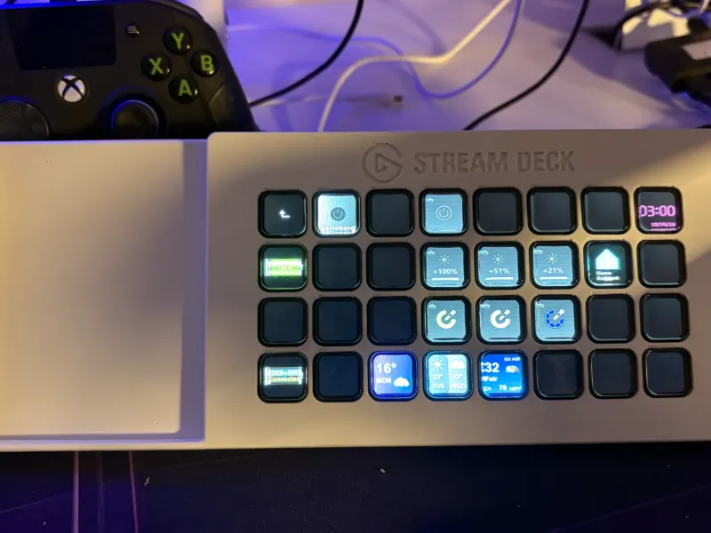 Stream Deck XL with built in Phonestand.