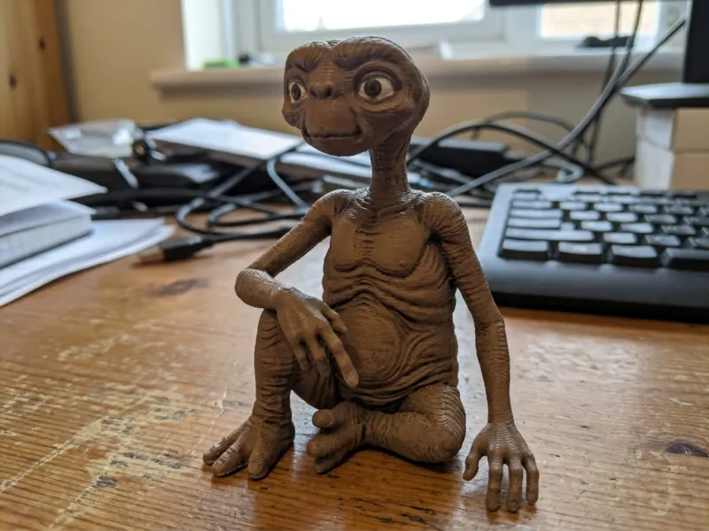 Figura de E.T. O Extraterrestre Sentado
