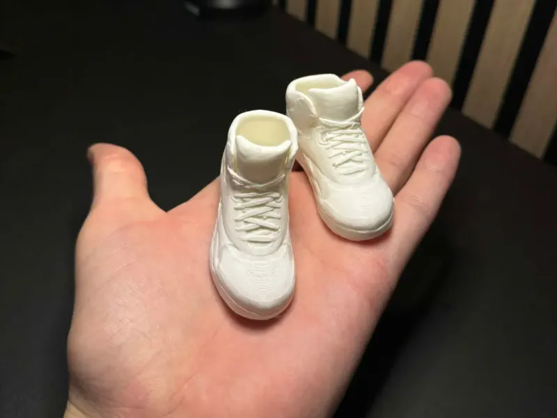 sneakers / trainers
