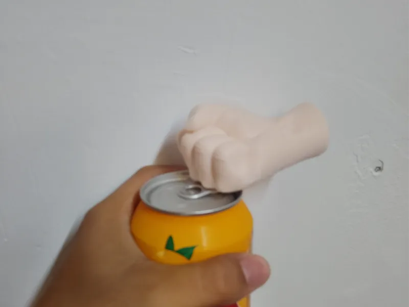 Ti serve una mano per aprire una lattina?? Questo è il mio apri lattine One Punch