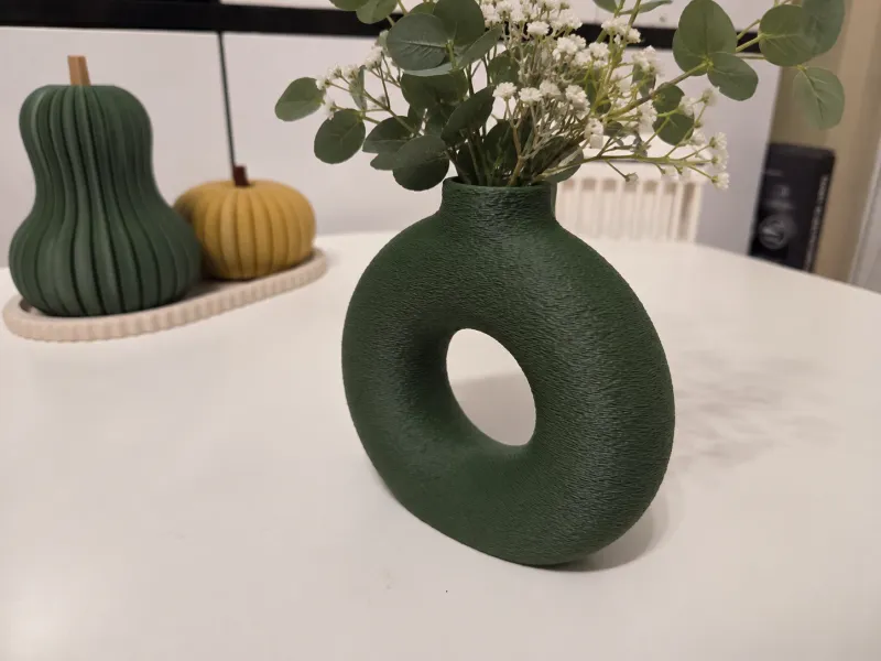 Loop Vase – Minimalist Sculptural Donut Vase