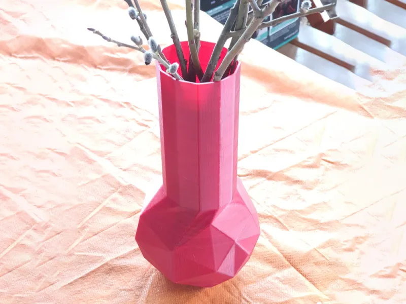 Geschwungene facettierte Vase