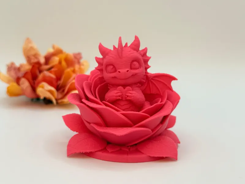 Adorable dragon dans une rose
