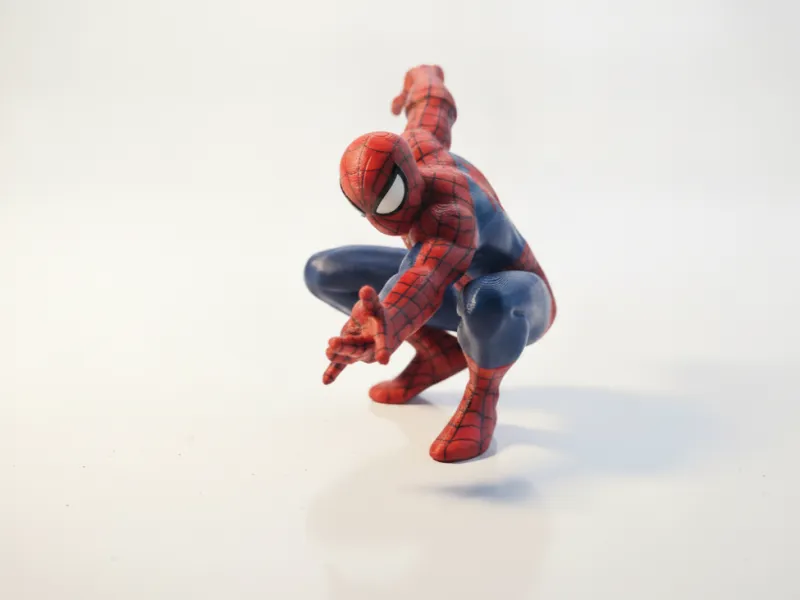 Figurine Spiderman Marvel tirant une toile imprimable en 3D