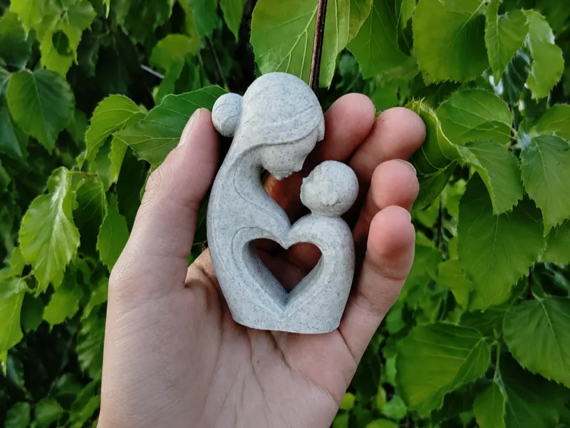 Elegante Herz-Skulptur Mutter & Kind – Geschenk zum Muttertag