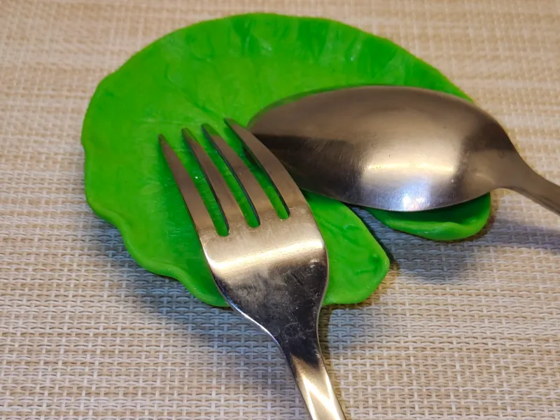 Un escurridor de cubiertos con forma de nenúfar