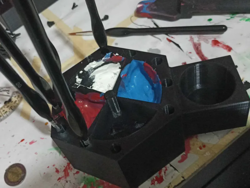V2  Contenedor de pintura y pinceles