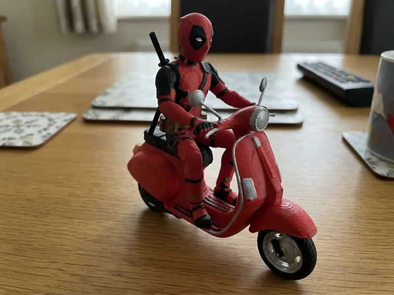 Deadpool Roter Vespa-Roller