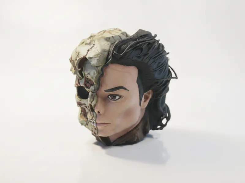 Scultura del Volto a Mezzo Teschio Arte Gotica Stampabile in 3D