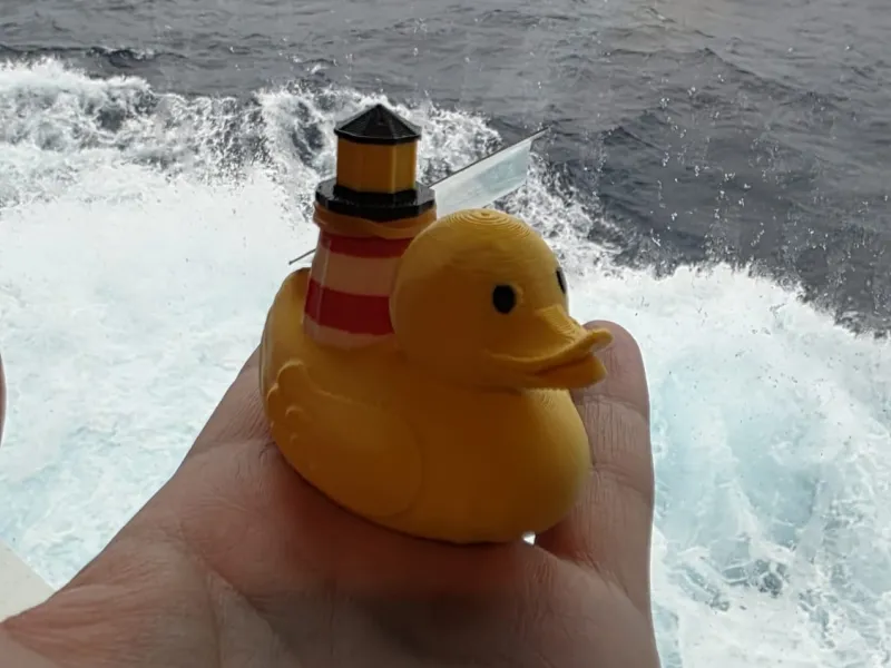 🦆 Paperella di gomma con faro – Una piccola guardiana dell'oceano!