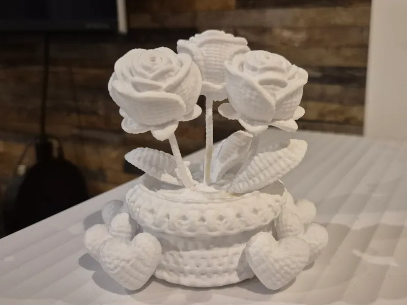 Pot met hart en rozen in breistijl
