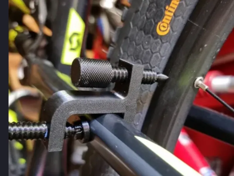 Strumento per la centratura delle ruote della bicicletta