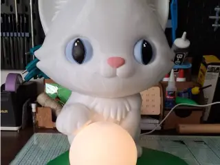 Poeslamp met led bollamp / Cat lamp with LED globe light