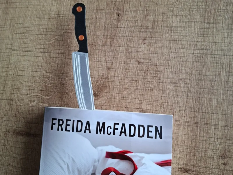 Knife-shaped bookmark