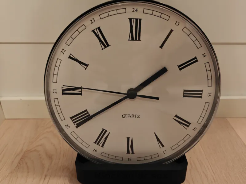 Minimalistischer Wanduhr-Tischständer / Halterung
