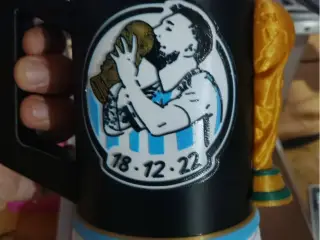 logo messi besando la copa