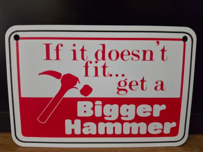 Sığmıyorsa, Daha Büyük Bir Çekiç Al komik tabelası