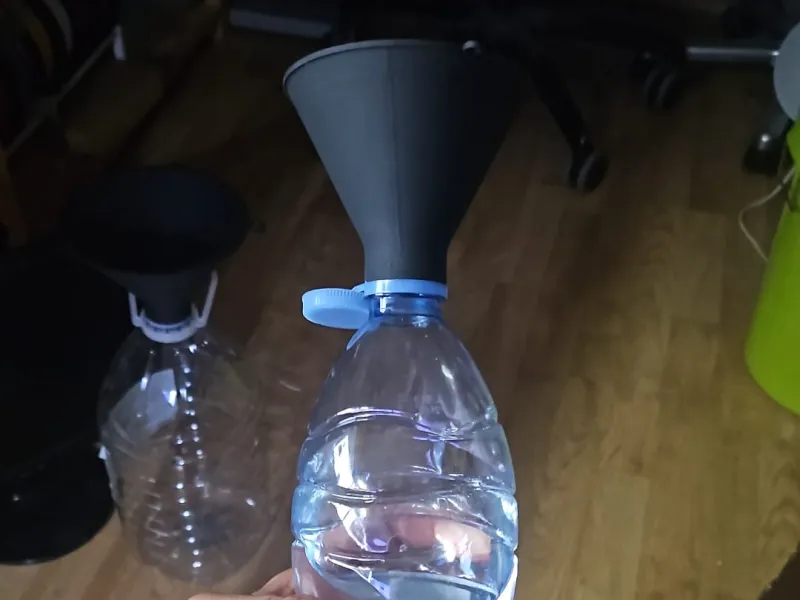 Imbuto a vite per bottiglie d'acqua da 1,5L - 0,5L