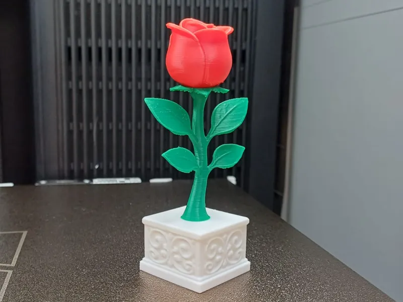 Miniatura de Rosa em Vaso Decorativo