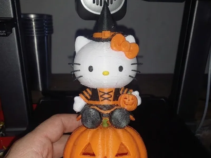 Hello Kitty sorcière d'Halloween sur une citrouille
