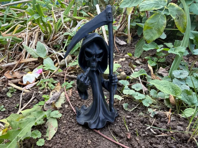 Ceifador Sombrio de Halloween mostrando o dedo do meio