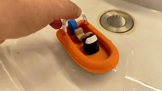Badespielzeug: Patrouillenboot, das auf dem Wasser schwimmt