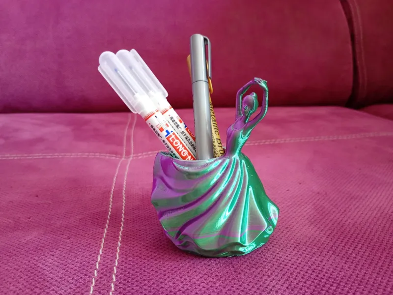 Elegante portalápices de bailarina