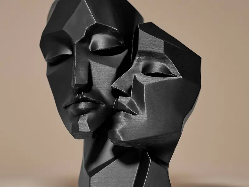 Gesichter-Skulptur
