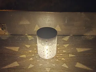 Einfache Solar LED Tischlampe mit Dreieckigen Lichtpunkten