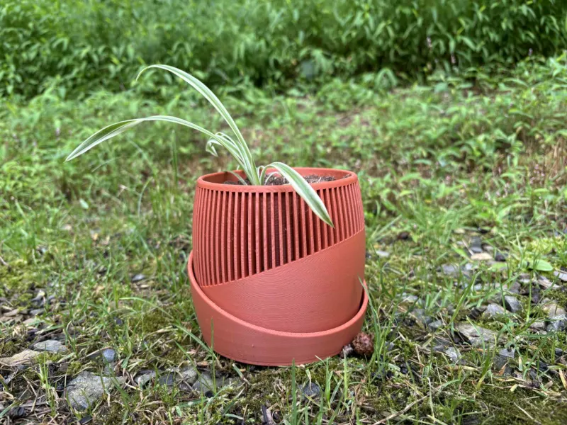 Sideways rib planter with drip tray
