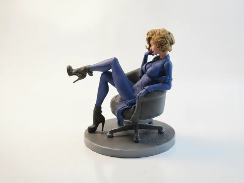 オフィスチェアに座る女性のフィギュア 3Dプリント可能