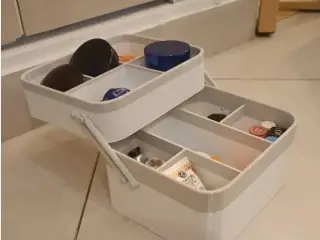 Box with removable compartment (make-up box, screws ...)
