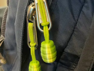 Zipper pull with optional bottom magnets