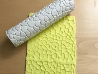 Rock shape pattern roller