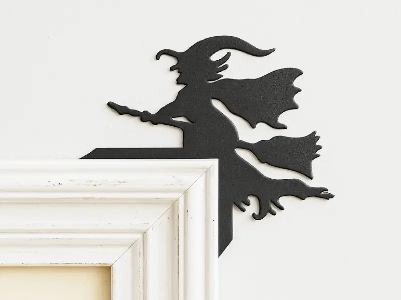 Halloween-Türeckschmuck, fliegende Hexe