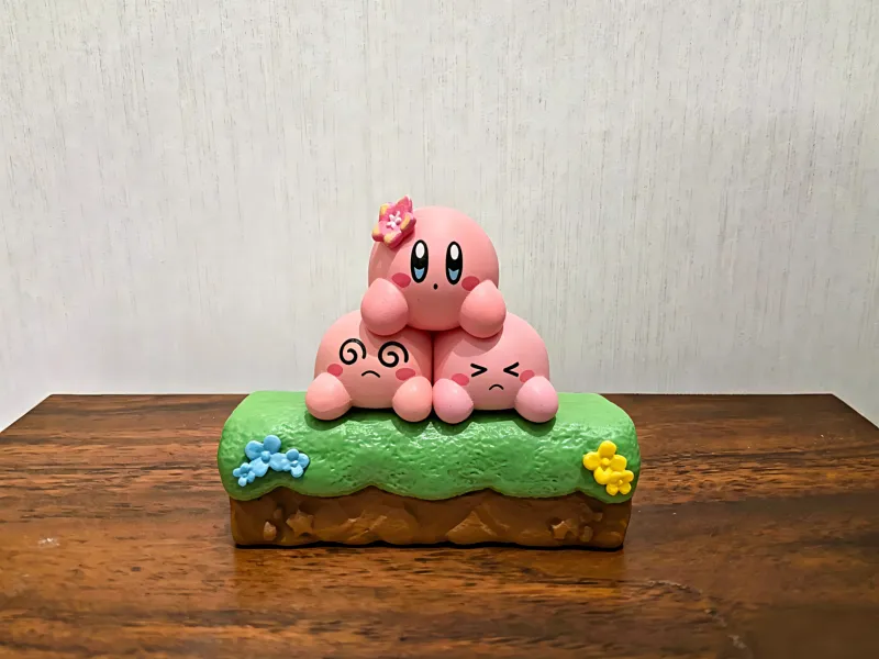 Tre piccole statuette di Kirby