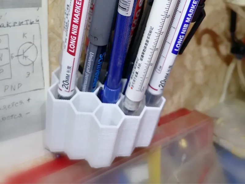Un portapenne a forma di nido d'ape.
