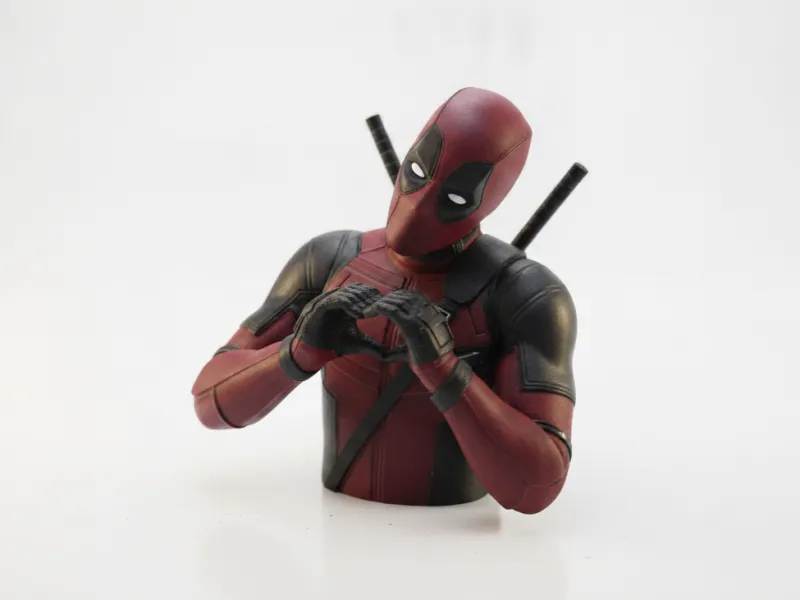 Estatueta do Deadpool Fazendo Coração Marvel para Impressão 3D