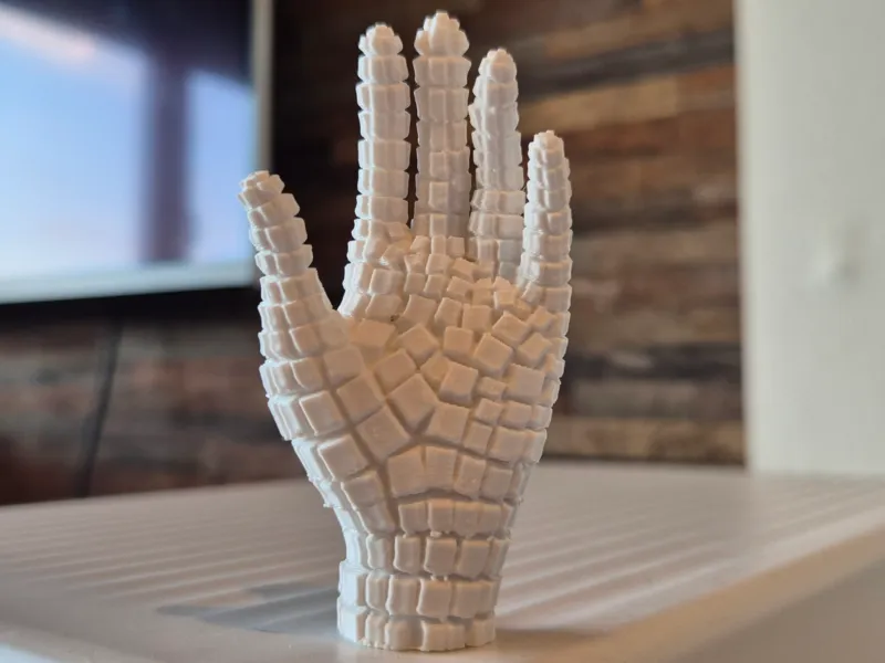Moderne elegante Pixelblock-Handskulptur