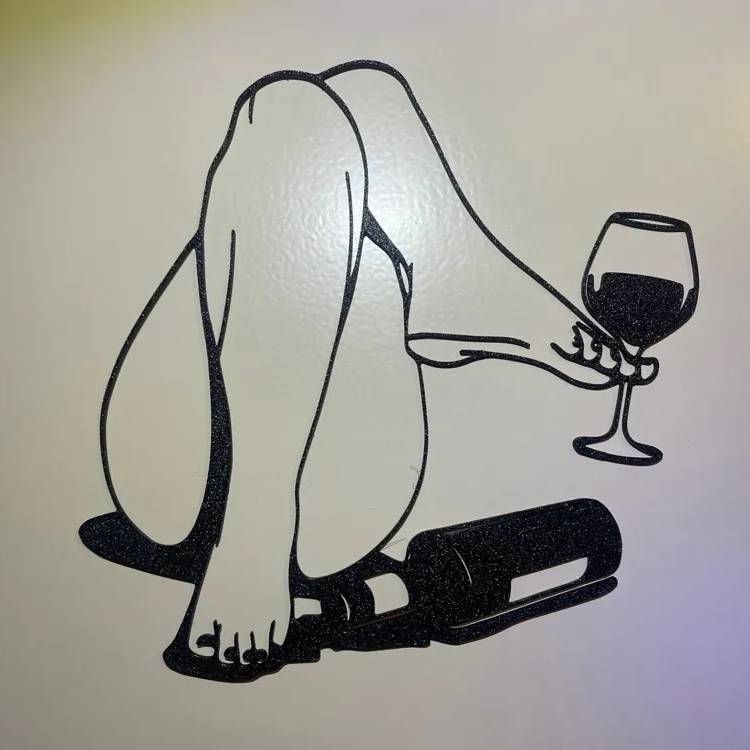 Arte de pared con diseño de casa, ventana, puerta y mujeres