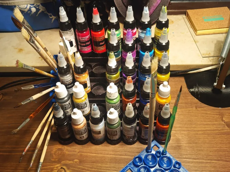 Tintas, suporte de pincéis / Tintas, suporte de pincéis com paleta de cores