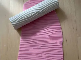 Wood shape pattern roller