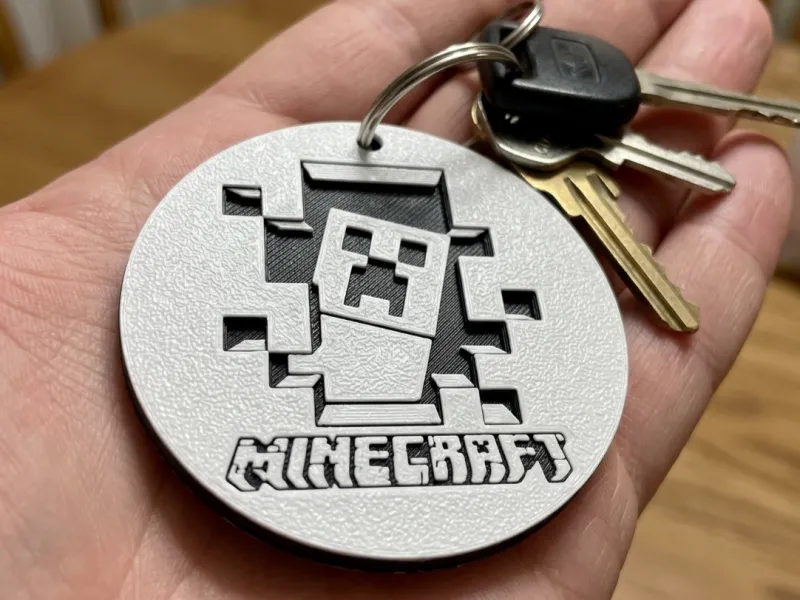 брелок с логотипом Minecraft